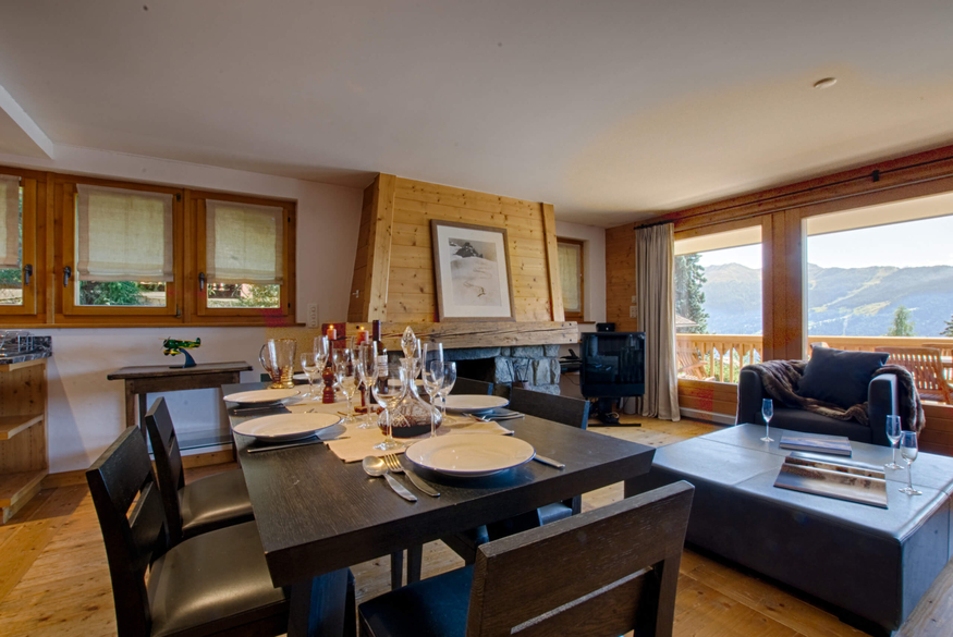 appartement-riant-mont-115-verbier-salle-a-manger-table-dressee-07.jpg