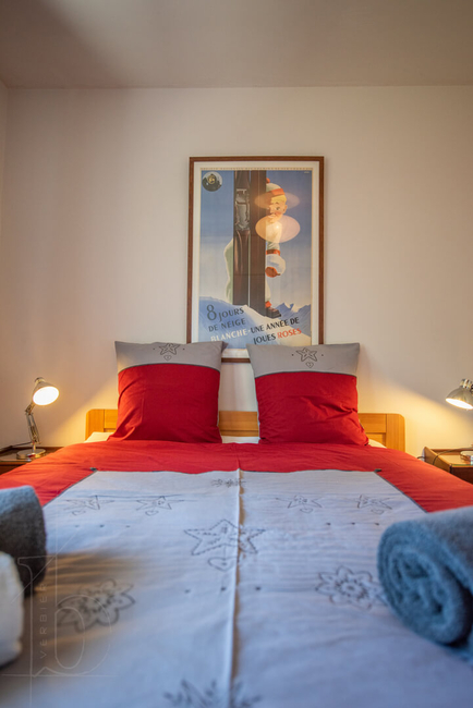 appartement-girolles-a64-verbier-chambre-double-coussins-rouges-13.jpg