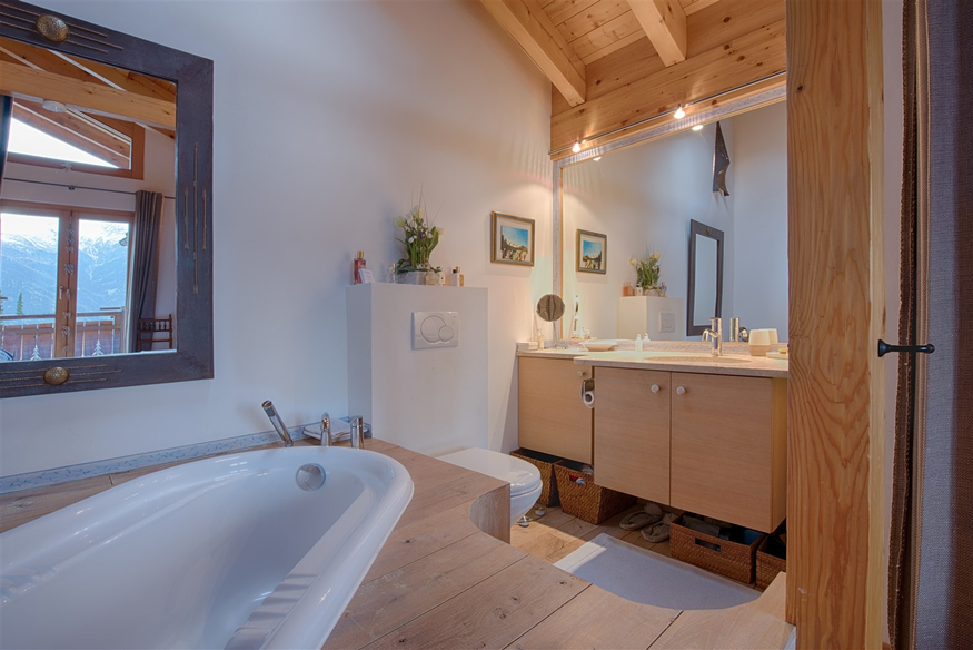 appartement-argousier-302-verbier-salle-de-bain-baignoire-07.jpg