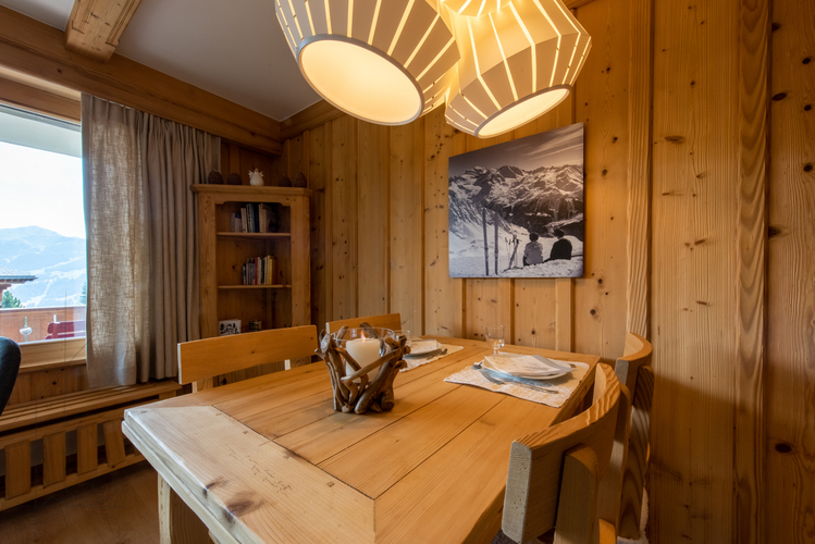 appartement-verseau-17-verbier-salle-a-manger-table-bois-06.jpg