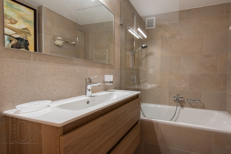 chalet-corbassiere-30-verbier-salle-de-bain-baignoire-04.jpg