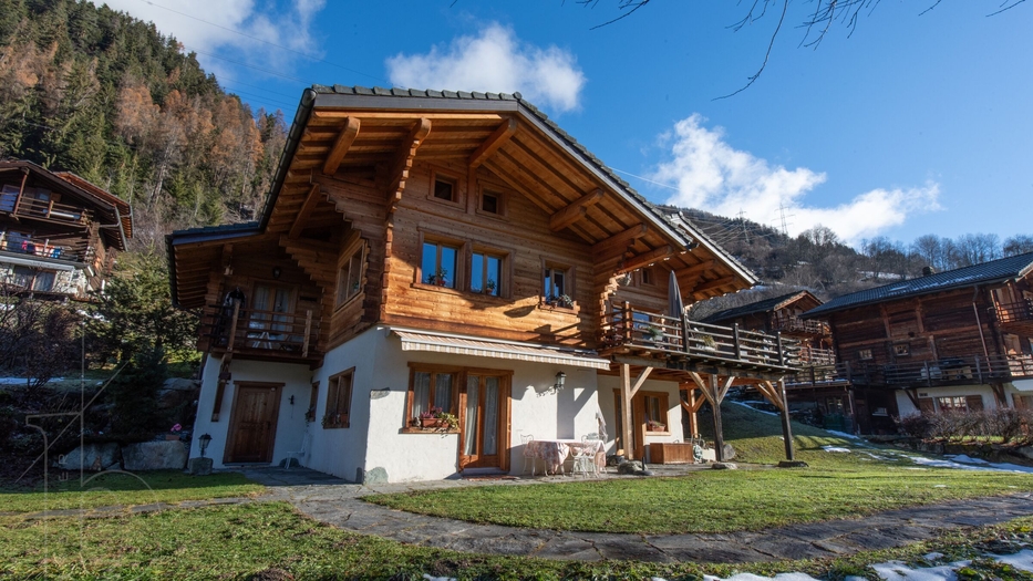 Vue extérieure chalet avec jardin et terrasse – Chalet La Tsombe à vendre Verbier