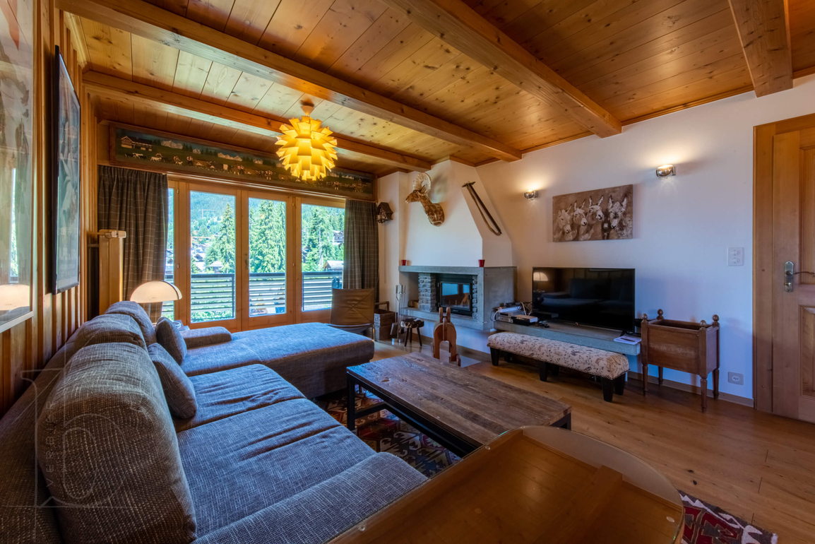 appartement-girolles-a64-verbier-salon-vue-canape-tv-02.jpg