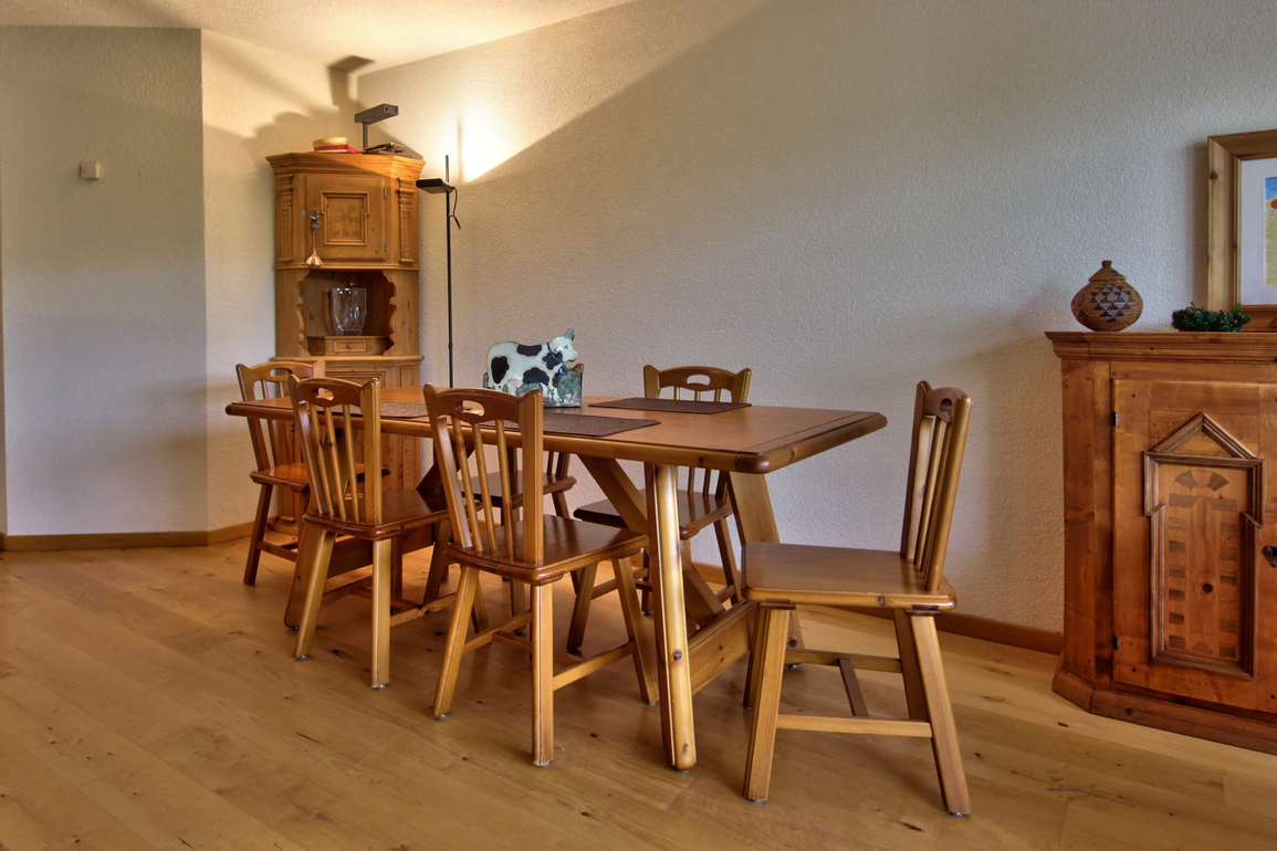 appartement-andrea-259-verbier-salle-a-manger-table-03.jpg
