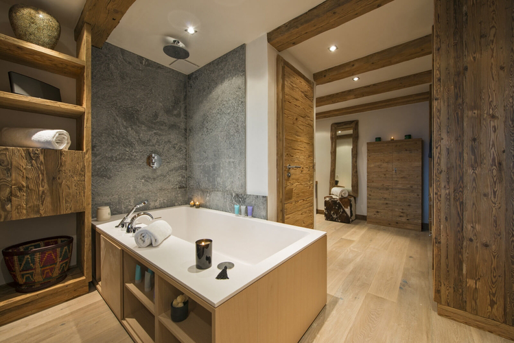 chalet-alpin-roc-verbier-salle-de-bain-baignoire-ilot-06.jpg