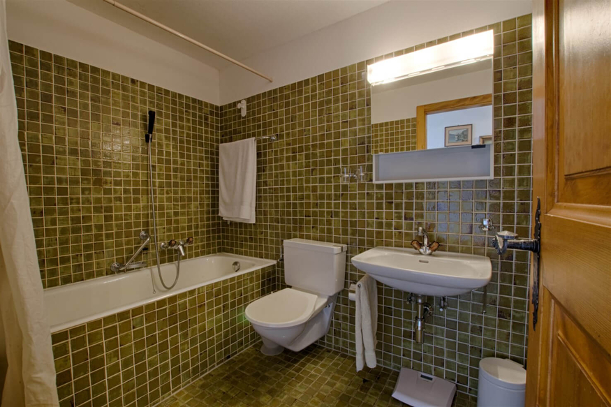 appartement-pelican-048-verbier-salle-de-bain-lavabo-wc-09.jpg