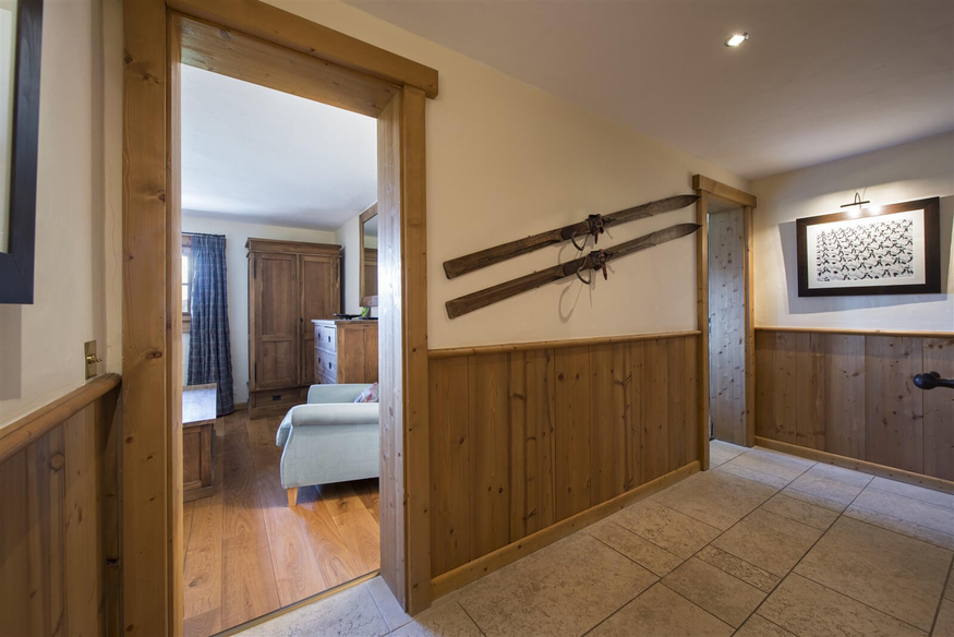 chalet-5-roses-verbier-entree-couloir-13.jpg