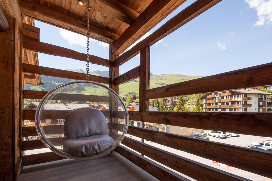 appartement-victoria-a-211-verbier-balcon-fauteuil-suspendu-32.jpg