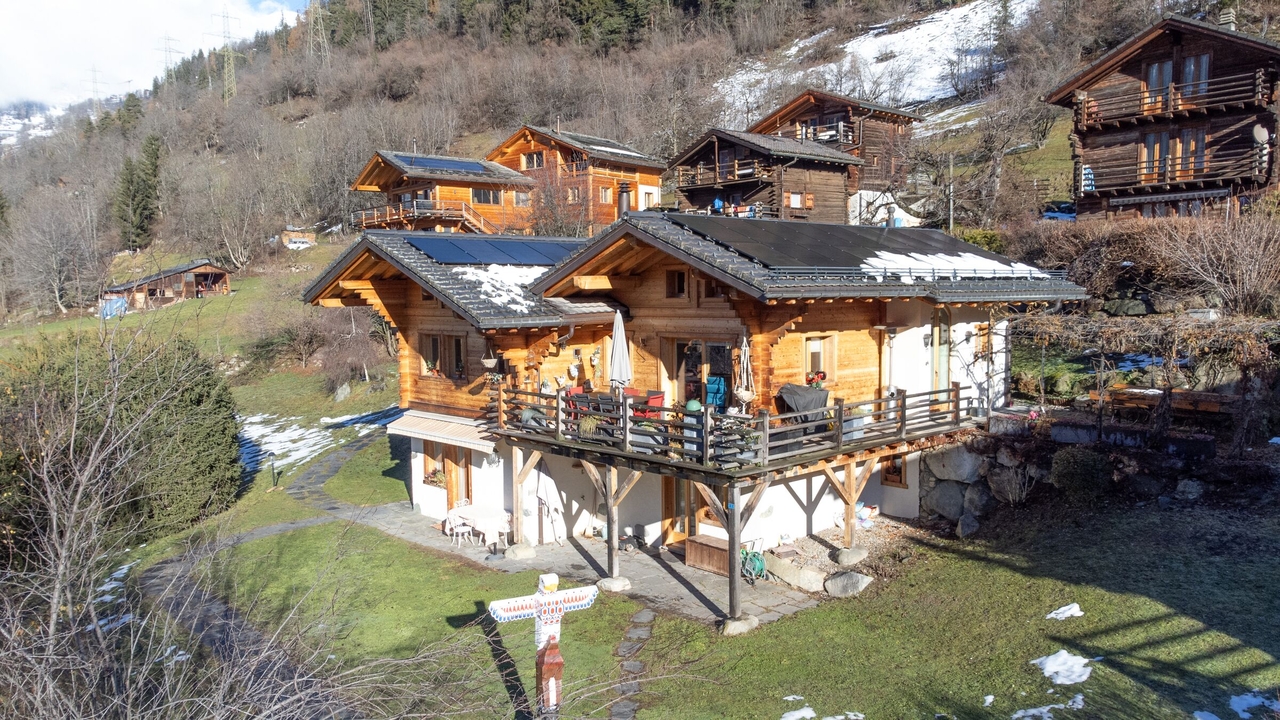 Vue extérieure chalet avec terrasse et vue montagne – Chalet La Tsombe à vendre Verbier