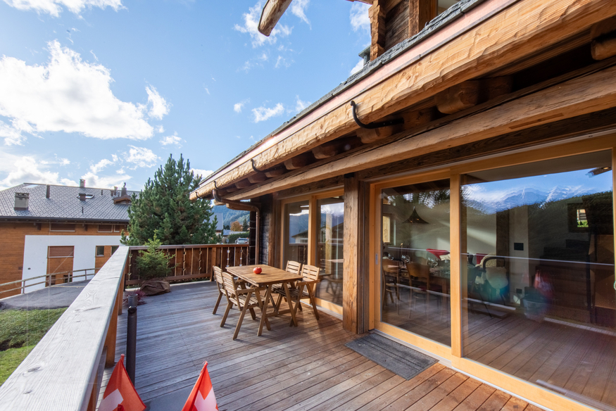 chalet-mon-ronron-verbier-terrasse-couverte-bois-08.jpg