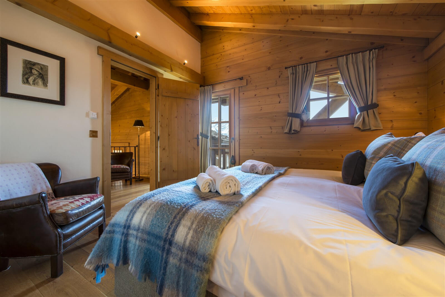 chalet-5-roses-verbier-chambre-double-fauteuil-20.jpg
