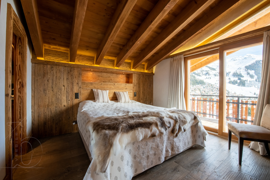 appartement-baccara-combles-verbier-chambre-lit-double-balcon-07.jpg
