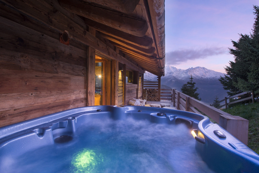 chalet-alpin-roc-verbier-jacuzzi-exterieur-soir-28.jpg