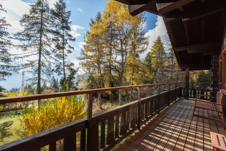 chalet-la-vadrouille-verbier-balcon-vue-foret-12.jpg