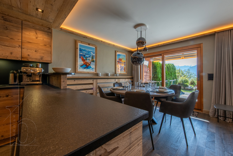 appartement-crijibe-18-verbier-cuisine-ouverte-coin-repas-05.jpg