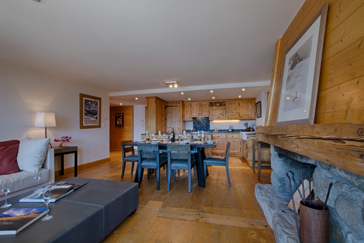 appartement-riant-mont-115-verbier-espace-repas-table-04.jpg