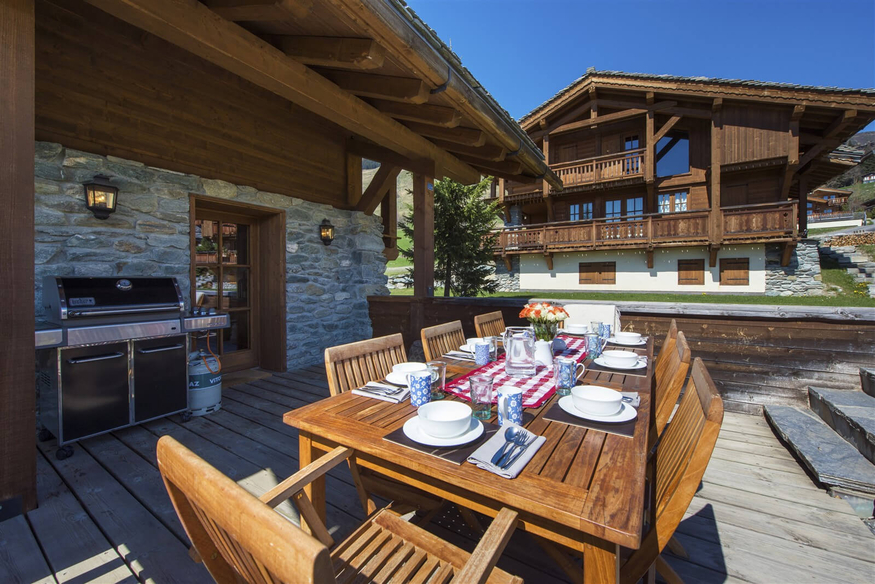 chalet-5-roses-verbier-terrasse-table-exterieure-11.jpg