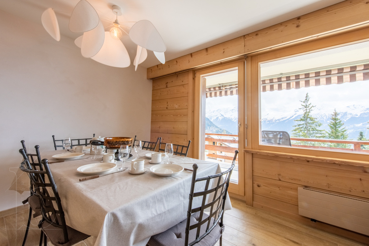 appartement-tayannes-118-verbier-coin-repas-vue-fenetres-05.jpg