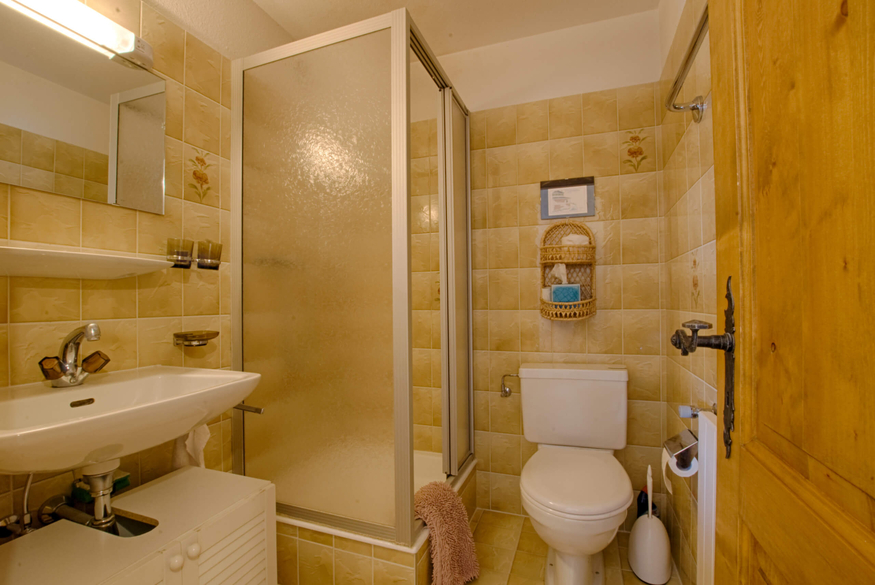 appartement-flamina-117-verbier-salle-de-bain-douche-09.jpg
