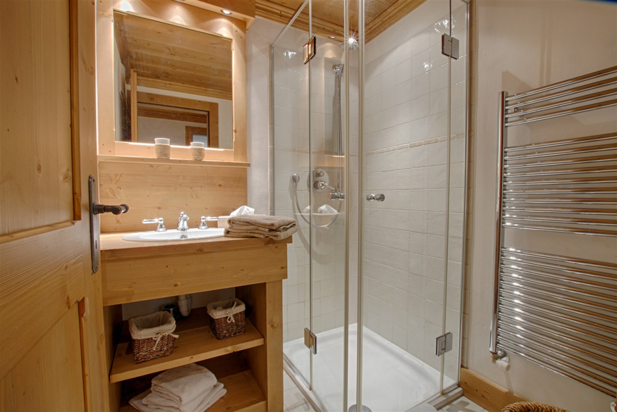 appartement-coprin-009-verbier-salle-de-bain-lavabo-douche-10.jpg