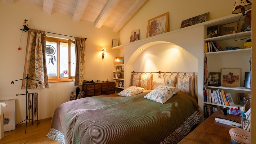 Vue intérieure chambre avec rangements intégrés – Chalet La Tsombe à vendre Verbier