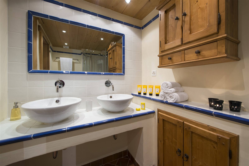 chalet-5-roses-verbier-salle-de-bain-double-vasque-30.jpg