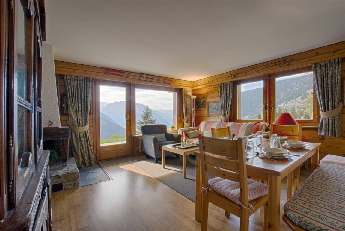 appartement-pelican-048-verbier-sejour-coin-repas-vue-01.jpg