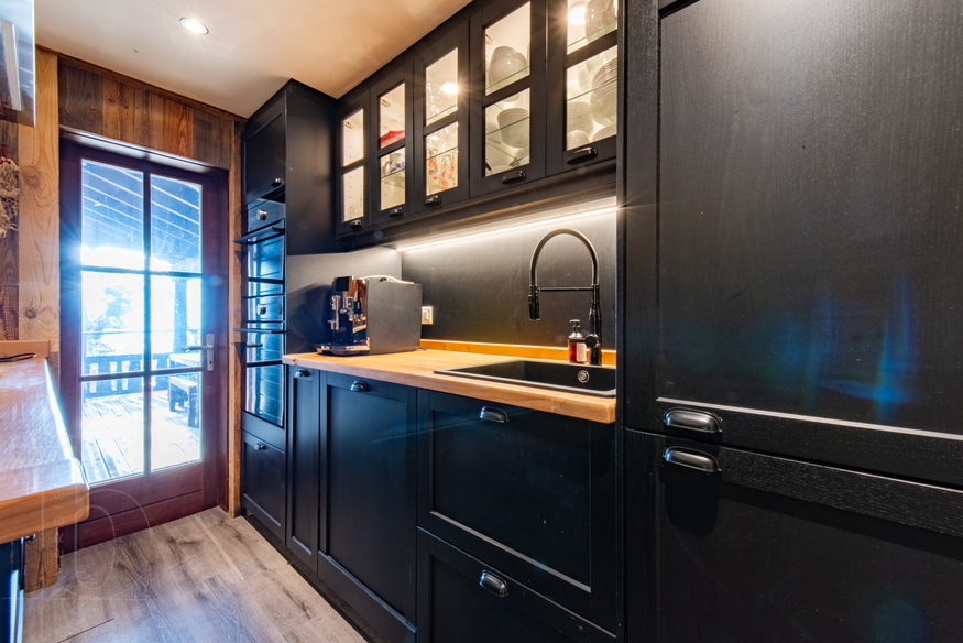 chalet-la-vadrouille-verbier-cuisine-noire-plan-travail-08.jpg