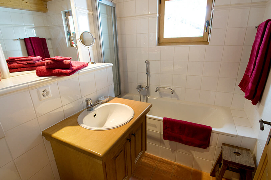 appartement-boissieres-027-verbier-salle-de-bain-baignoire-lavabo-07.jpg