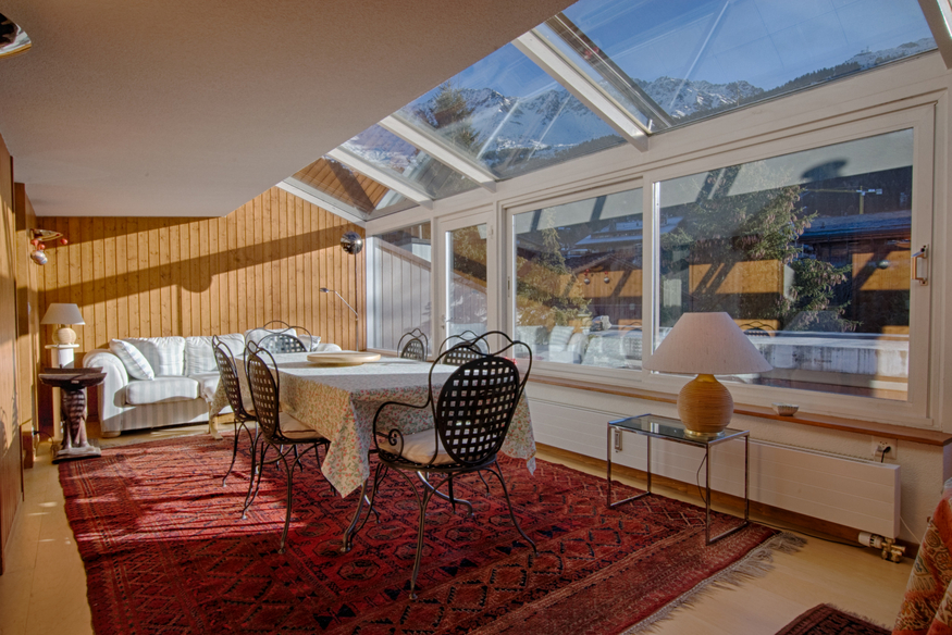 appartement-les-seracs-44-verbier-veranda-coin-repas-13.jpg