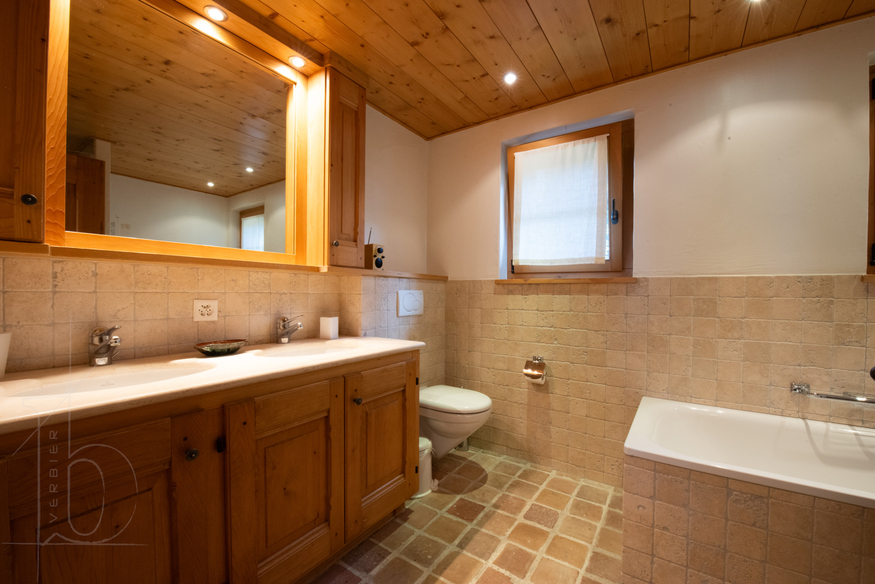 appartement-ecureuil-119-verbier-salle-de-bain-baignoire-12.jpg