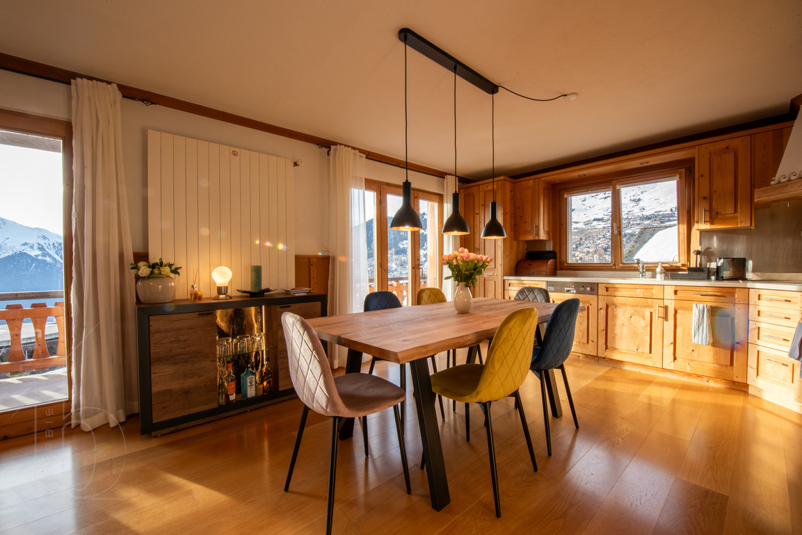 appartement-grande-journee-4-verbier-sejour-cuisine-ouverte-01.jpg