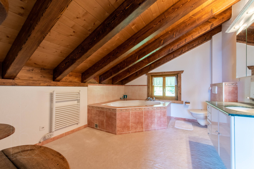 chalet-billabong-verbier-salle-de-bain-baignoire-angle-09.jpg