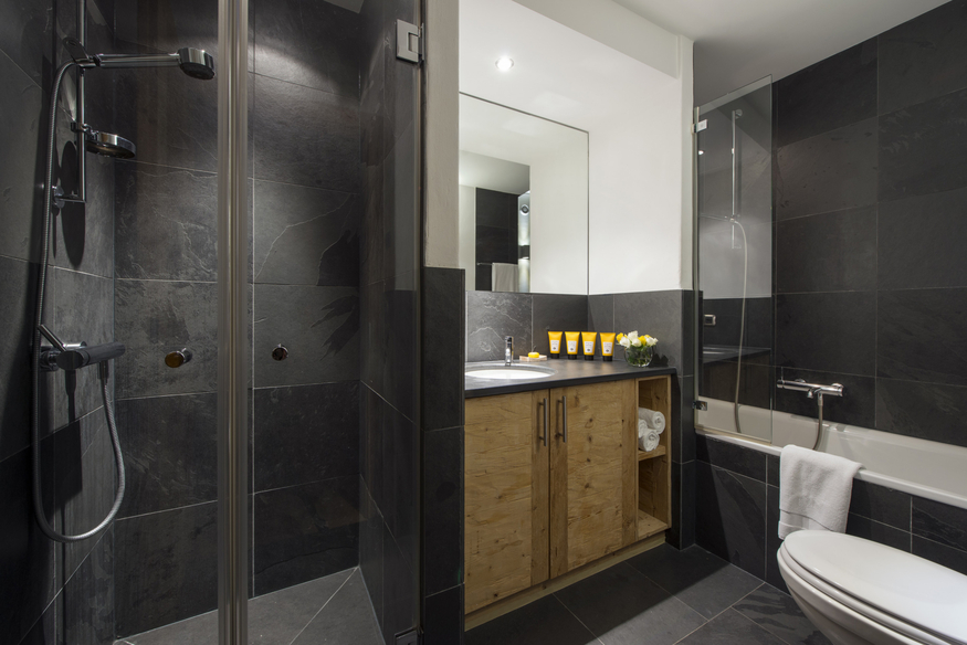 appartement-victoria-111-verbier-salle-de-bain-douche-baignoire-07.jpg
