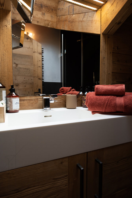 chalet-clambinet-verbier-salle-de-bain-lavabo-serviettes-21.jpg