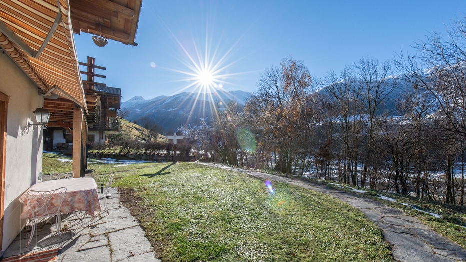 Vue extérieure jardin avec vue montagne – Chalet La Tsombe à vendre Verbier