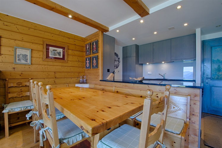appartement-flaminia-014-verbier-espace-repas-table-bois-06.jpg