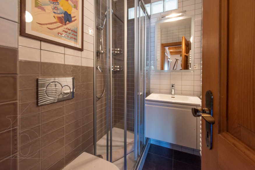 appartement-girolles-a64-verbier-salle-de-bain-douche-lavabo-18.jpg