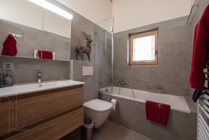 appartement-marjolaine-321-verbier-salle-de-bain-baignoire-10.jpg