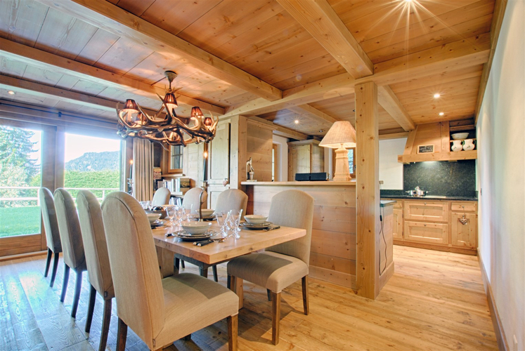 appartement-coprin-009-verbier-salle-a-manger-table-dressee-05.jpg