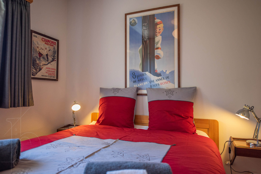 appartement-girolles-a64-verbier-chambre-double-lit-rouge-vue-2-16.jpg