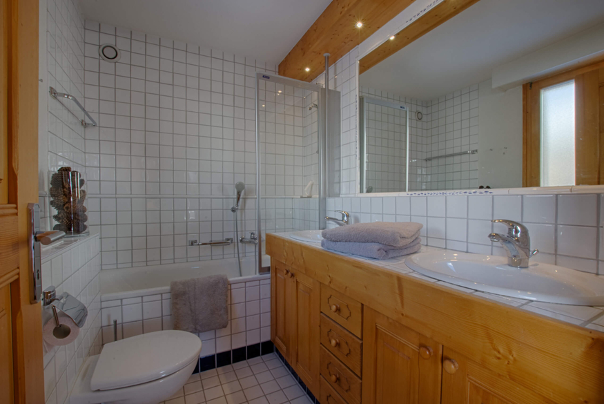 appartement-thalia-171-verbier-salle-de-bain-baignoire-12.jpg