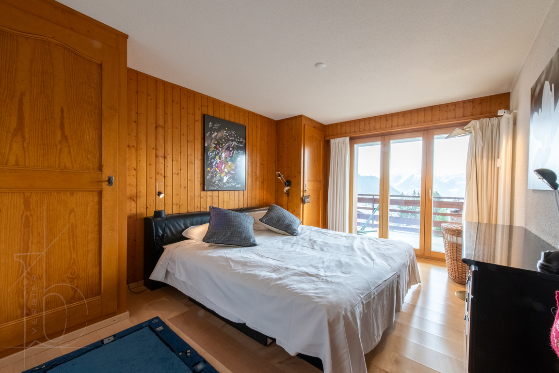 appartement-boucanier-103-verbier-chambre-lit-double-balcon-03.jpg