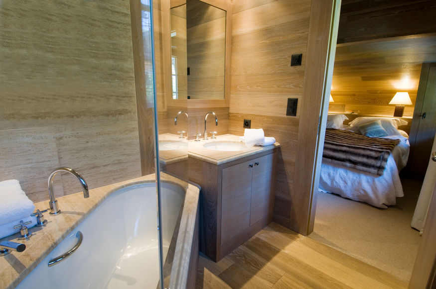 appartement-grand-verbiage-verbier-salle-de-bain-baignoire-vue-chambre-08.jpg