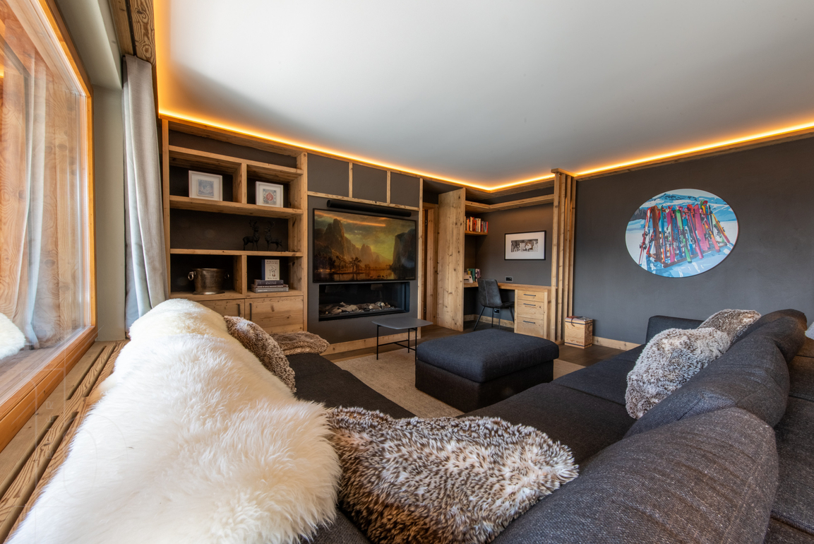 appartement-crijibe-18-verbier-salon-coin-tv-bibliotheque-03.jpg