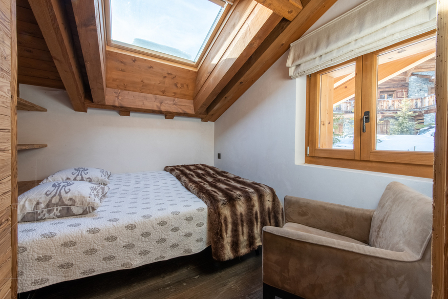 appartement-baccara-combles-verbier-chambre-mansardee-fenetre-toit-11.jpg