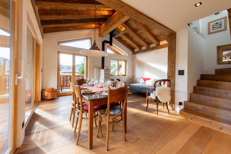 chalet-mon-ronron-verbier-sejour-escalier-grandes-fenetres-06.jpg