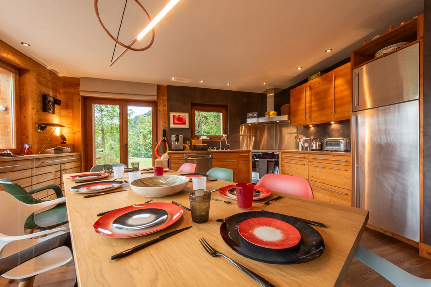 chalet-tanios-verbier-cuisine-equipee-table-dressee-07.jpg