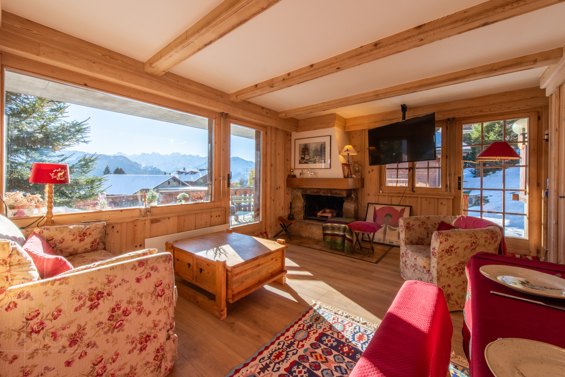 chalet-verseau-15-verbier-salon-canapes-grandes-fenetres-02.jpg