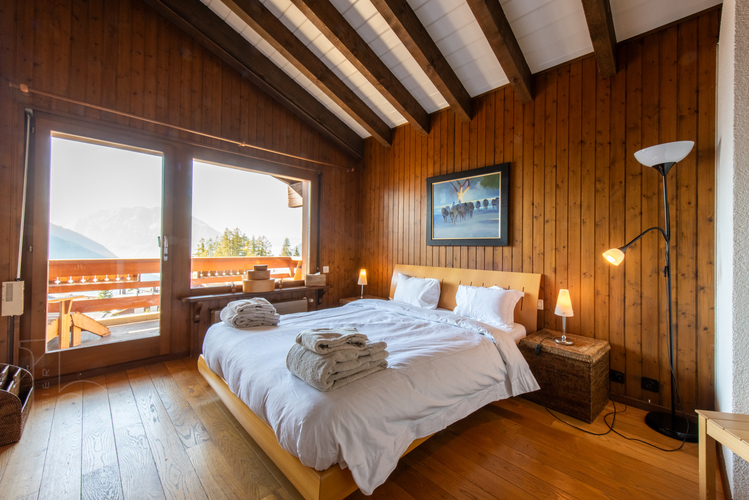 appartement-astoria-339-verbier-chambre-vue-balcon-06.jpg